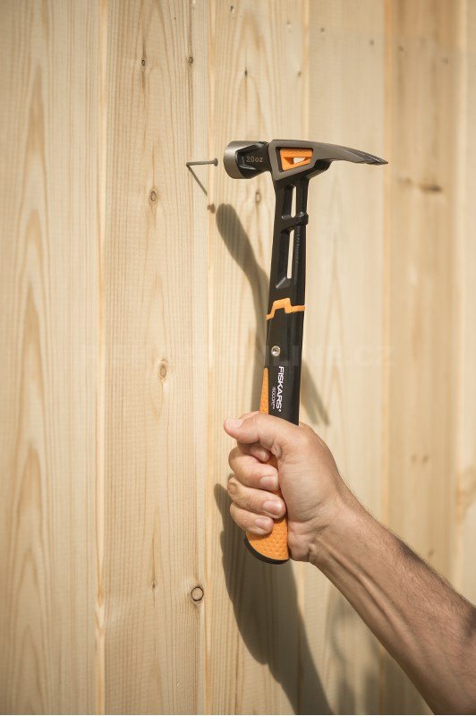 Kladivo Fiskars tesařské L