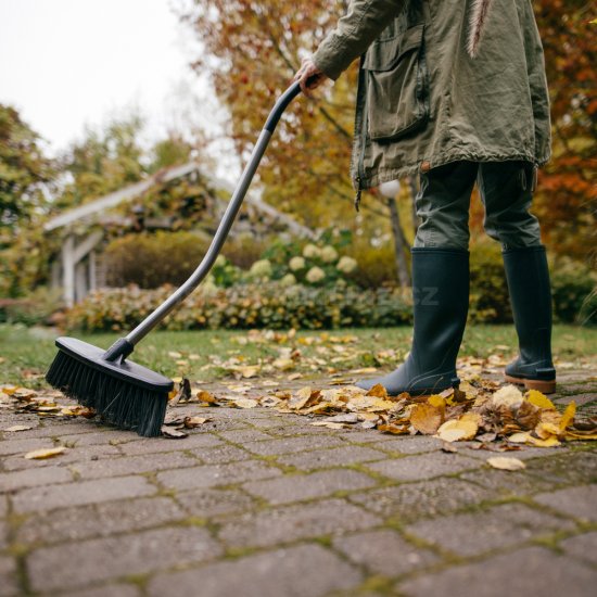 Metla so zahnutou násadou Fiskars Ergonomic