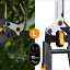 Nůžky na živý plot Fiskars DualAction HSX96