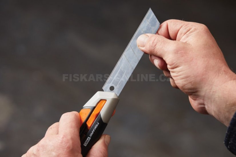 Odlamovací nůž Fiskars CarbonMax™ 25 mm