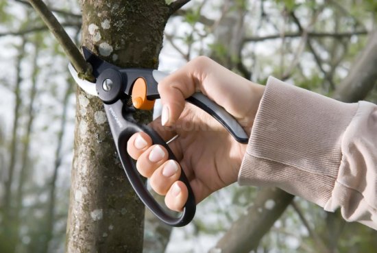 Dvojčepeľové záhradné nožnice FingerLoop Fiskars P44