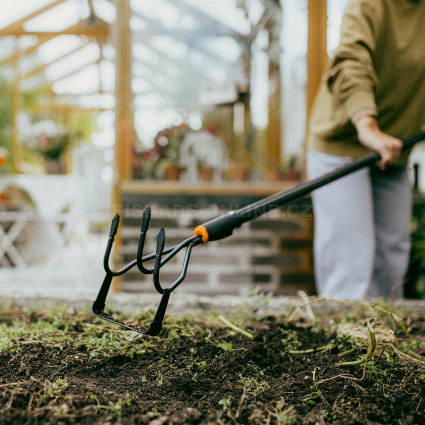Kultivátor s motyčkou Fiskars OneClick