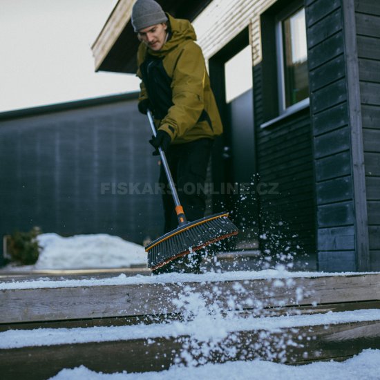 Metla s násadou Fiskars Ergonomic