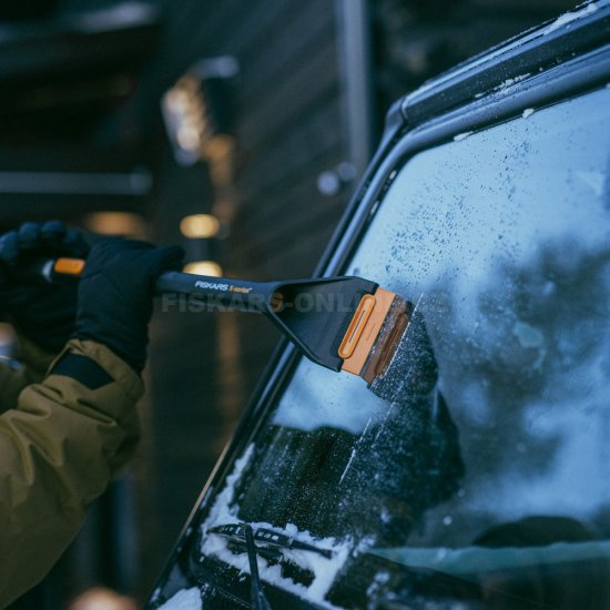 Teleskopická škrabka na ľad s metličkou Fiskars X-series™