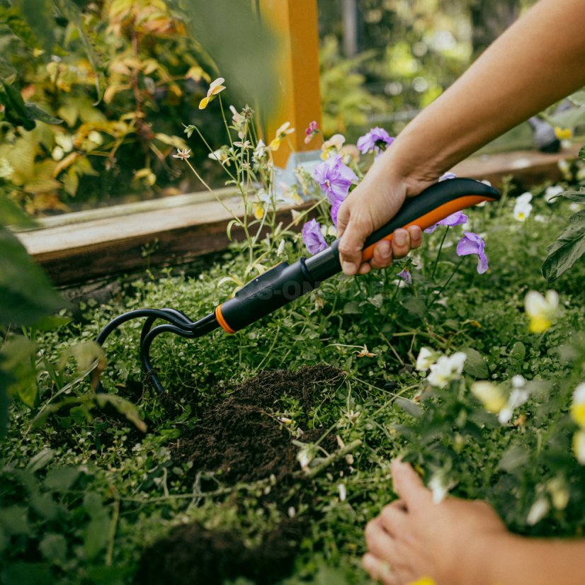 Úzký kultivátor Fiskars OneClick