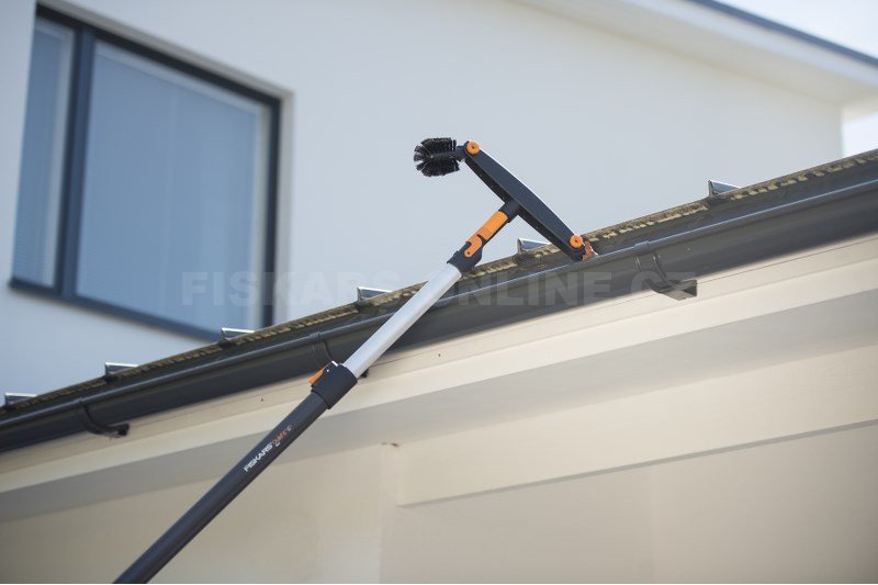Set čistič okapů s velkou teleskopickou násadou Fiskars QuikFit