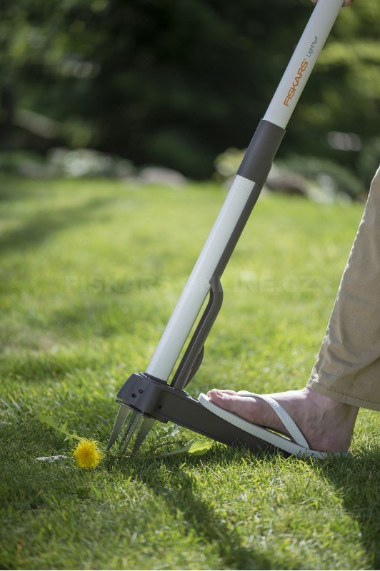 Lehký vytrhávač plevele Fiskars