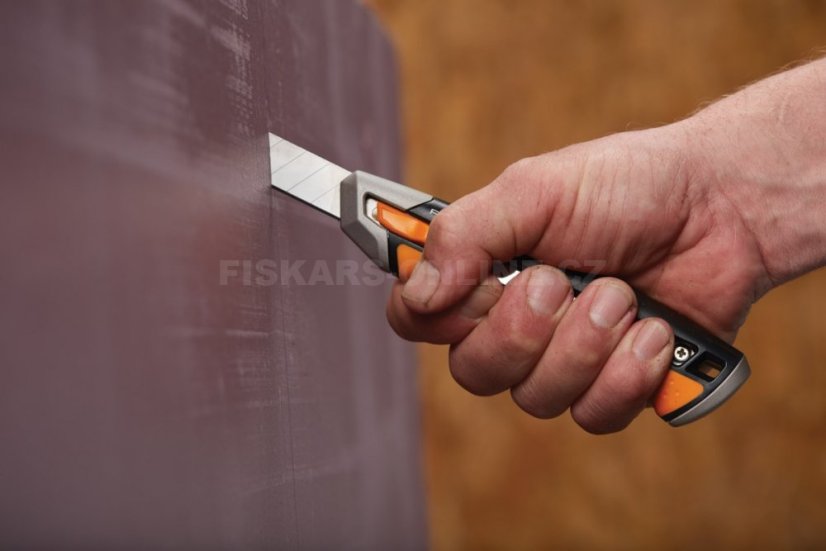 Odlamovací nůž Fiskars CarbonMax™ 18 mm