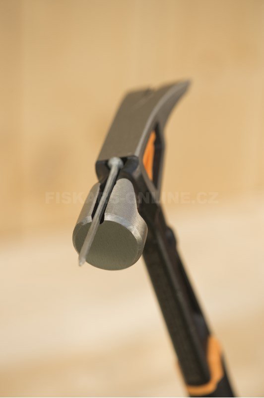Kladivo Fiskars tesařské L