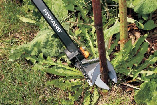 Univerzální prodloužené zahradní nůžky Fiskars UP84