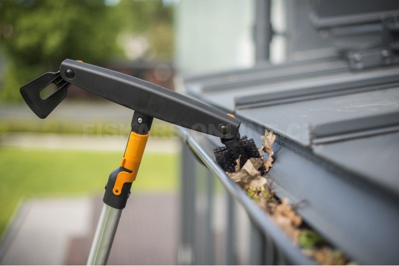 Set čistič okapů s velkou teleskopickou násadou Fiskars QuikFit