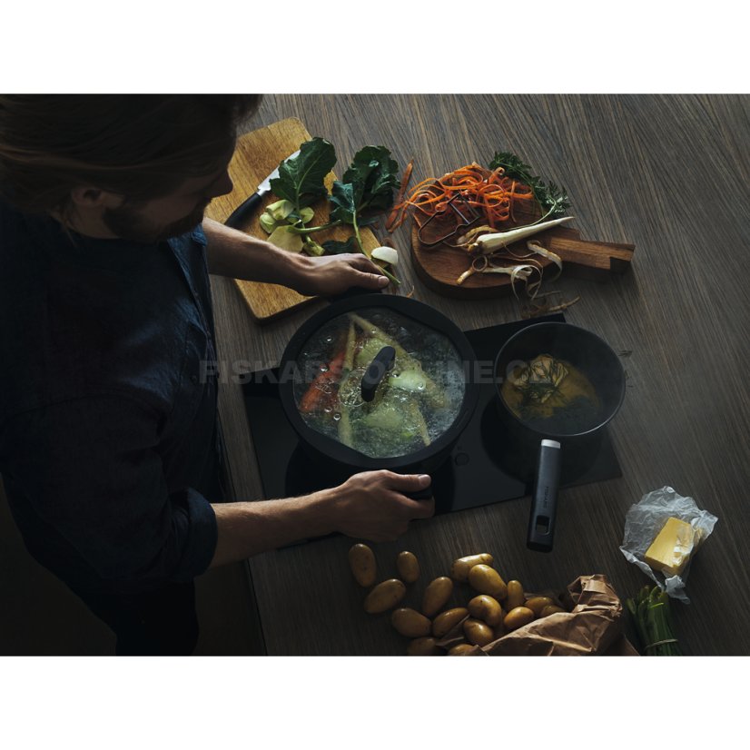 Rendlík s pokličkou Fiskars Hard Face 18 cm 1052226