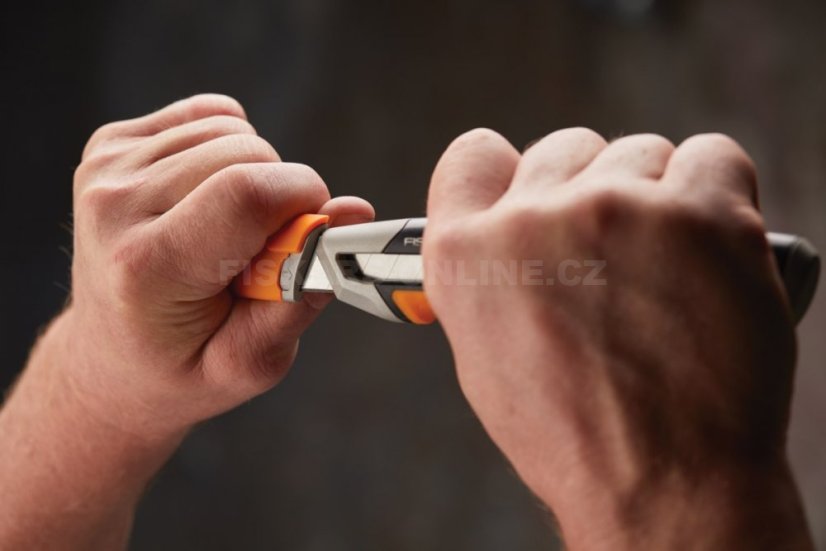 Odlamovací nůž Fiskars CarbonMax™ 18 mm