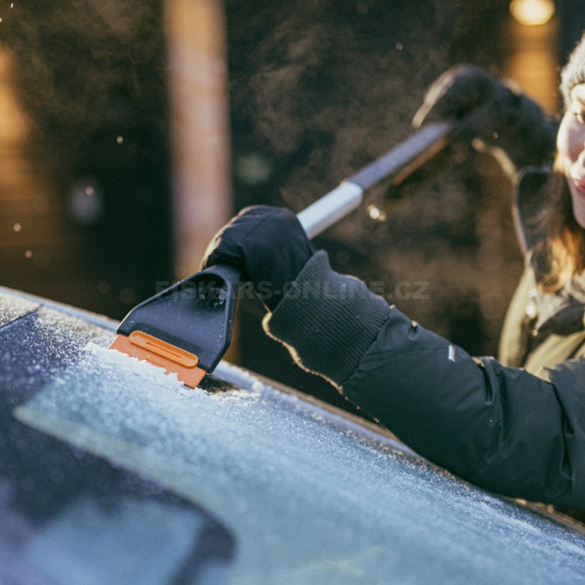 Škrabka na led se smetáčkem Fiskars Plus 76 cm