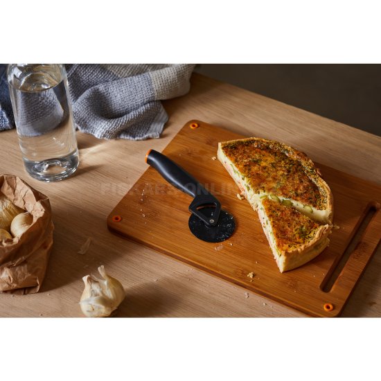 Kráječ na pizzu Fiskars