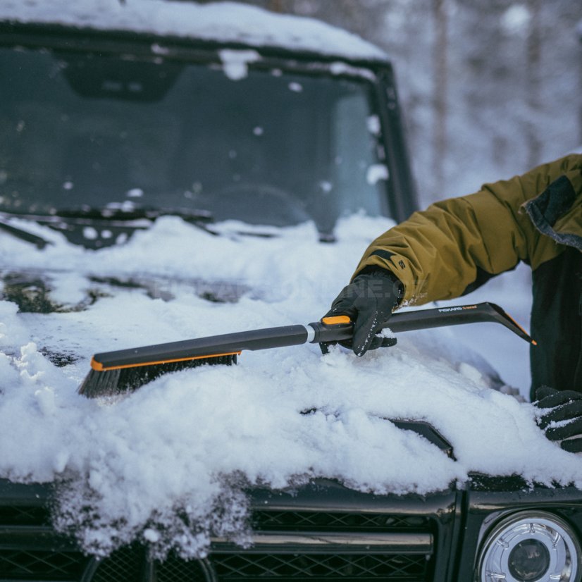 Teleskopická škrabka na led se smetáčkem Fiskars X-series™