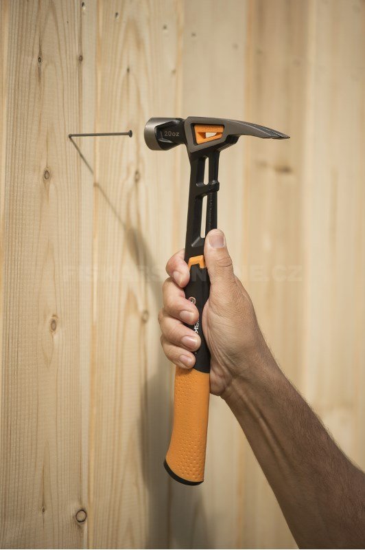 Kladivo Fiskars tesařské L
