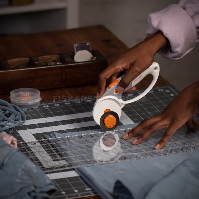 Řezací kolečko na látku Fiskars, dvě čepele 45 a 60 mm