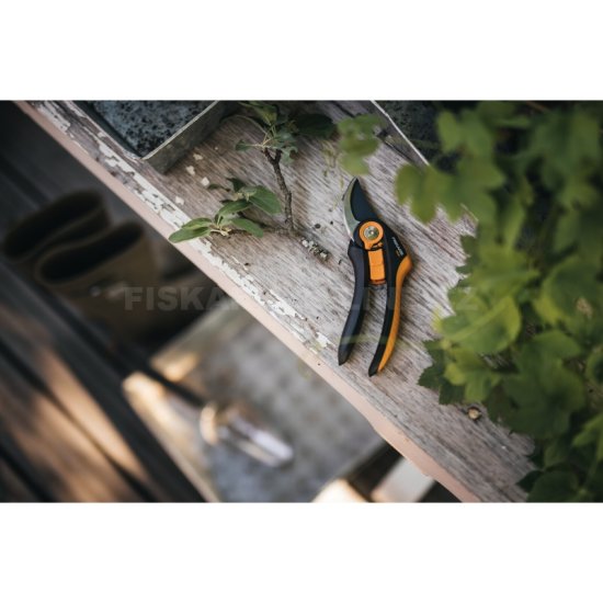 Dvoučepelové zahradní nůžky Fiskars Plus P541