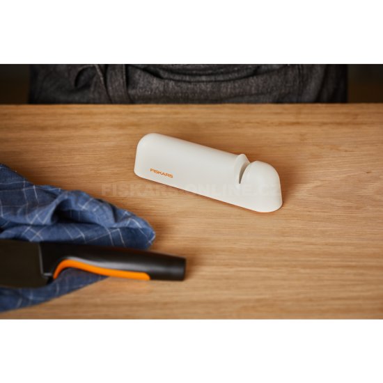 Ostrič nožov Fiskars Roll-Sharp™ biely