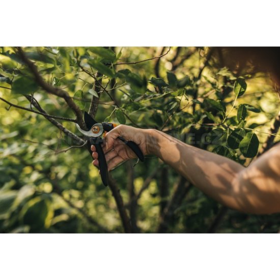 Dvoučepelové zahradní nůžky Fiskars Solid P321