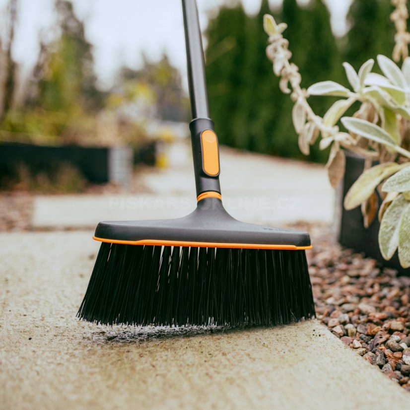 Střední koště Fiskars OneClick