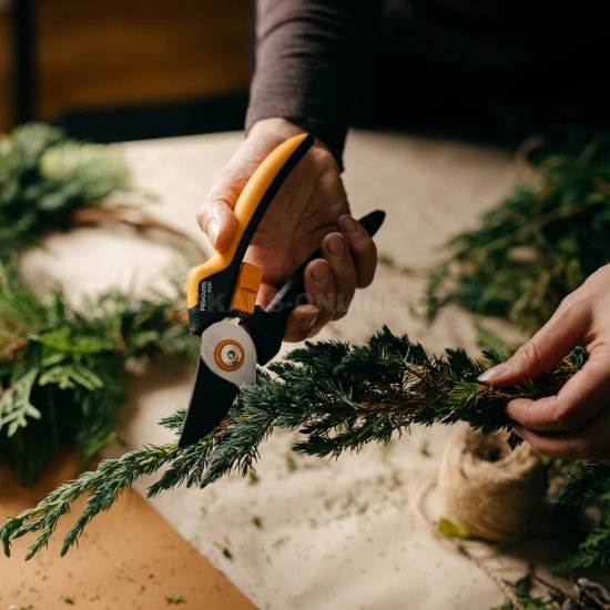 Dvojčepeľové záhradné nožnice Fiskars Solid P341
