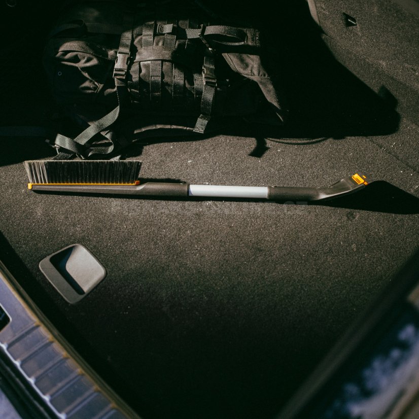 Škrabka na led se smetáčkem Fiskars Plus 76 cm