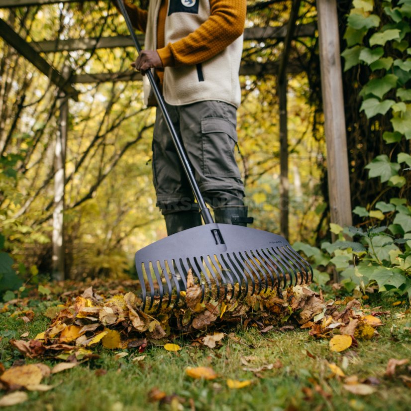 Hrábě na listí široké s násadou Fiskars Solid