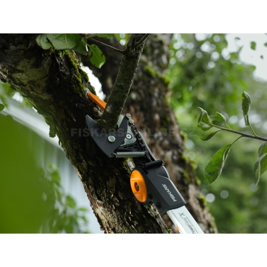 Teleskopické zahradní nůžky Fiskars DualAction UPX96