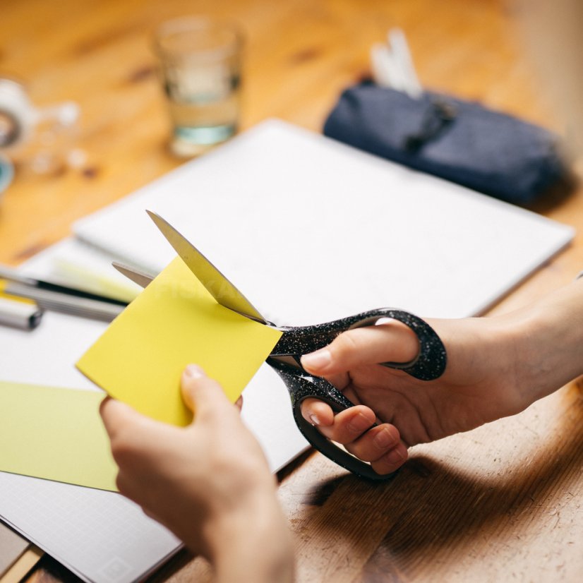 Nůžky pro teenagery Fiskars 20 cm (15+), kropenatá černá