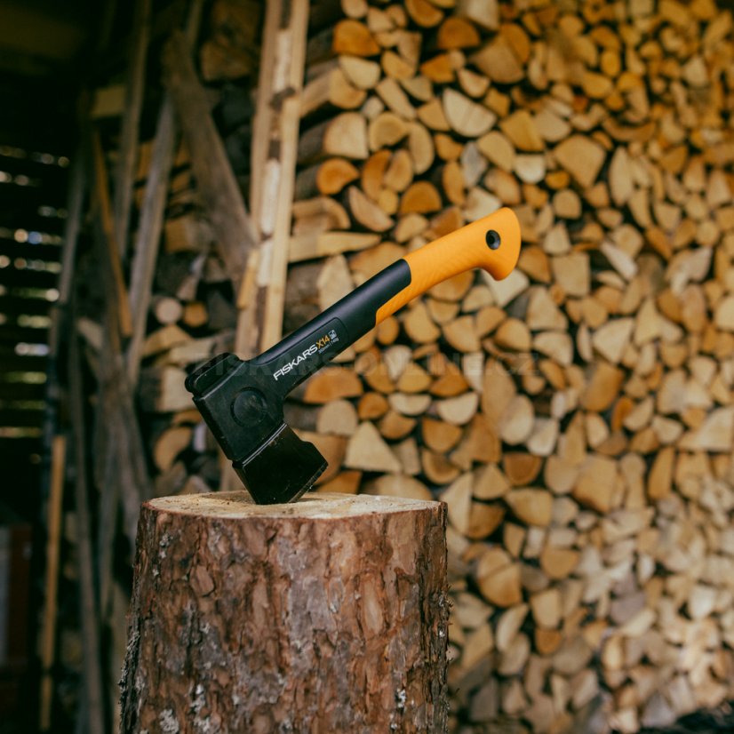 Set sekera Fiskars X14 + ostřič Xsharp