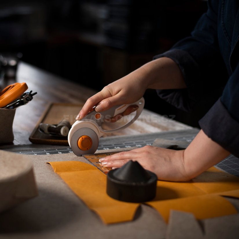 Řezací kolečko na látku Fiskars, dvě čepele 45 a 60 mm