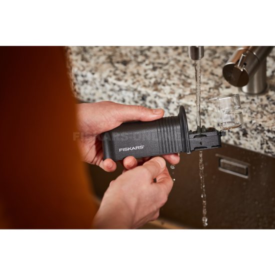 Ostrič nožov Fiskars Roll-Sharp™ čierny
