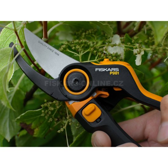 Dvojčepeľové záhradné nožnice Fiskars DualAction P981
