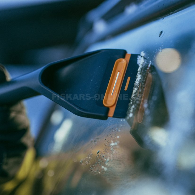 Teleskopická škrabka s otočným smetáčkem Fiskars X-series™