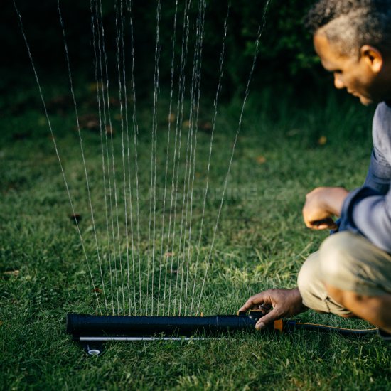 Oscilujúci zavlažovač Fiskars X-Series L 1070831