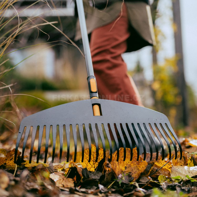 Široké hrábě na listí Fiskars OneClick