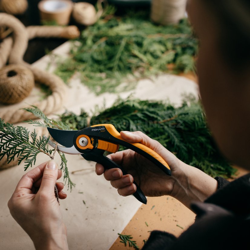 Dvoučepelové zahradní nůžky Fiskars Plus P541