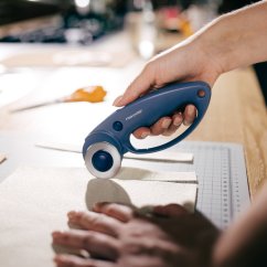 Rezačné koliesko na látku Fiskars 45 mm modré