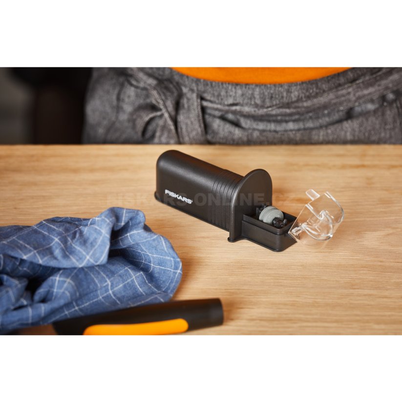 Ostřič nožů Fiskars  Roll-Sharp™ černý