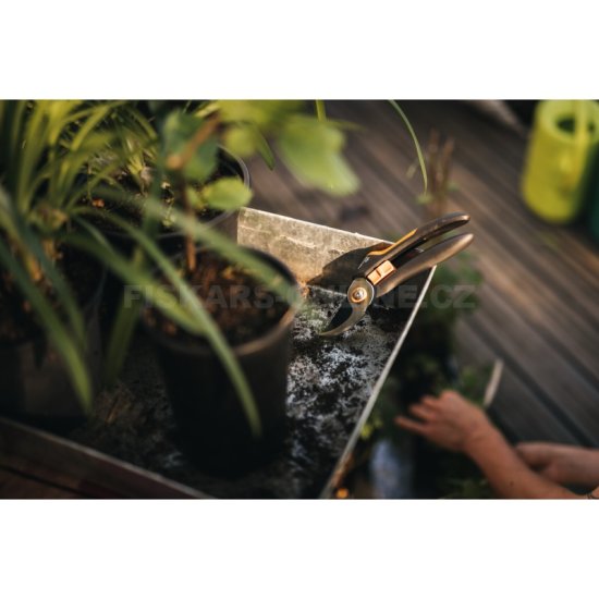 Dvoučepelové zahradní nůžky Fiskars Solid P321