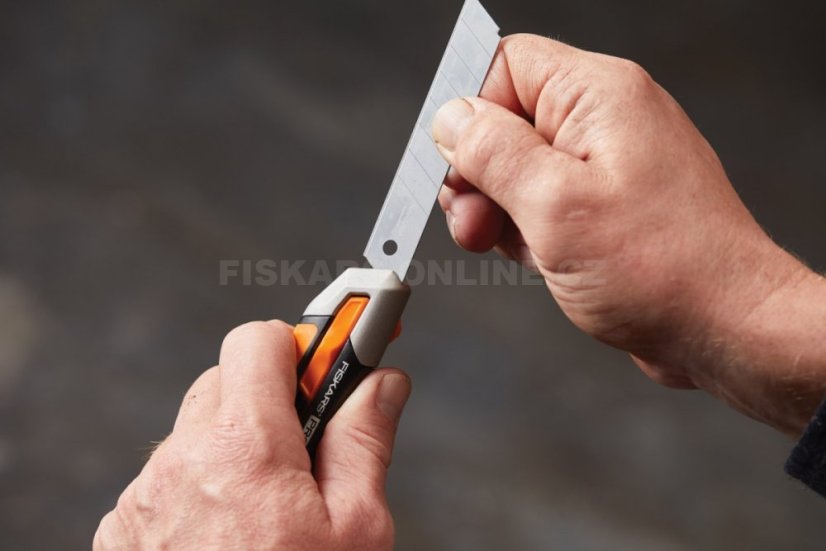 Odlamovací nůž Fiskars CarbonMax™ 18 mm