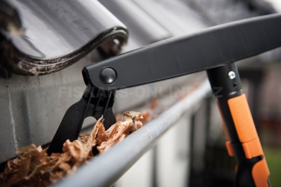 Set čistič okapů s velkou teleskopickou násadou Fiskars QuikFit