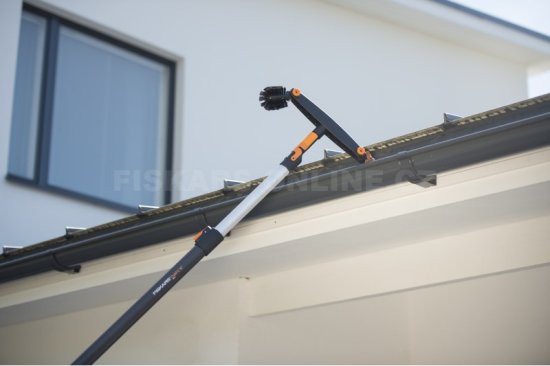 Set čistič okapů s velkou teleskopickou násadou Fiskars QuikFit