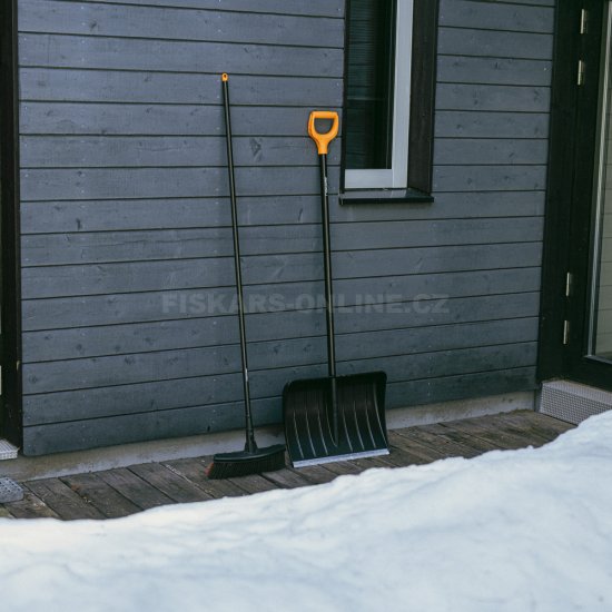 Hrablo na sneh Fiskars Solid