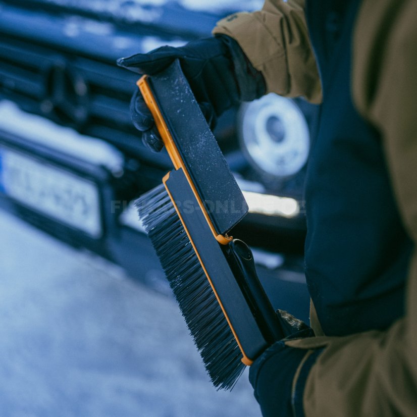 Teleskopická škrabka s otočným smetáčkem Fiskars X-series™