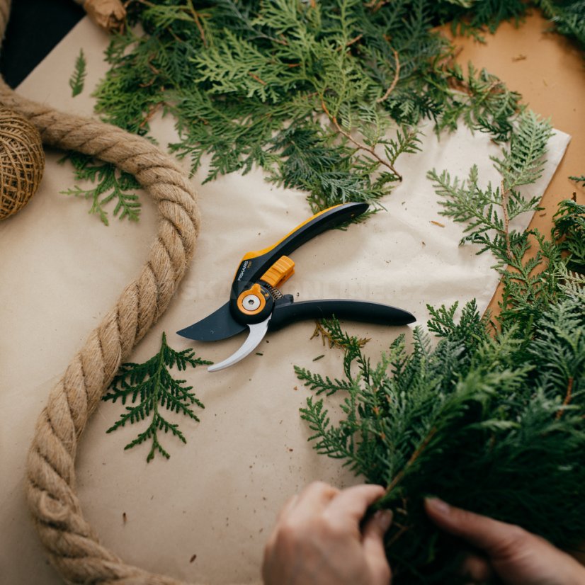 Dvoučepelové zahradní nůžky Fiskars Plus P541