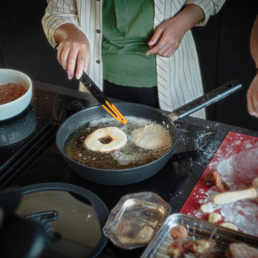 Pánev s pokličkou Fiskars Hard Face 28 cm