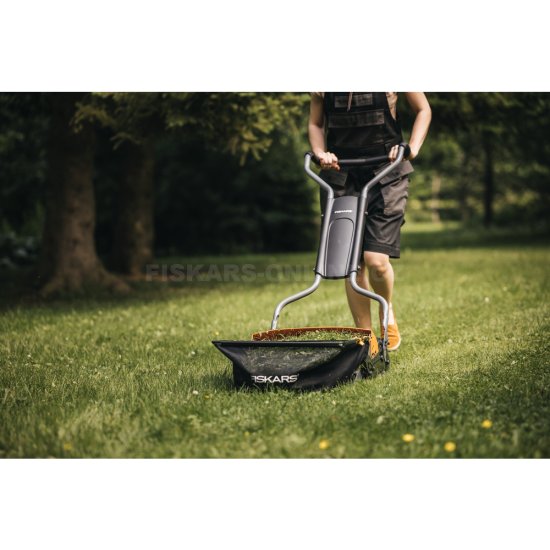 Kosačka na trávu s košom Fiskars StaySharp™ Max